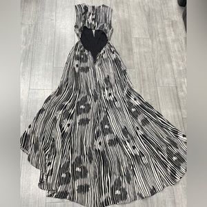 Lexa V Neck Ruched Maxi Dress in Abstract Woodgrain
Alice + Olivia
Size 2